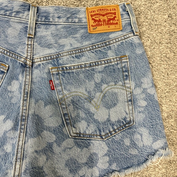 Levi's Women's 501 Light Blue Tie-Dye Jean Shorts - Size 29 - Picture 6 of 13